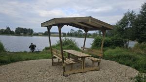 Nový přístřešek u Slavonického rybníka 1